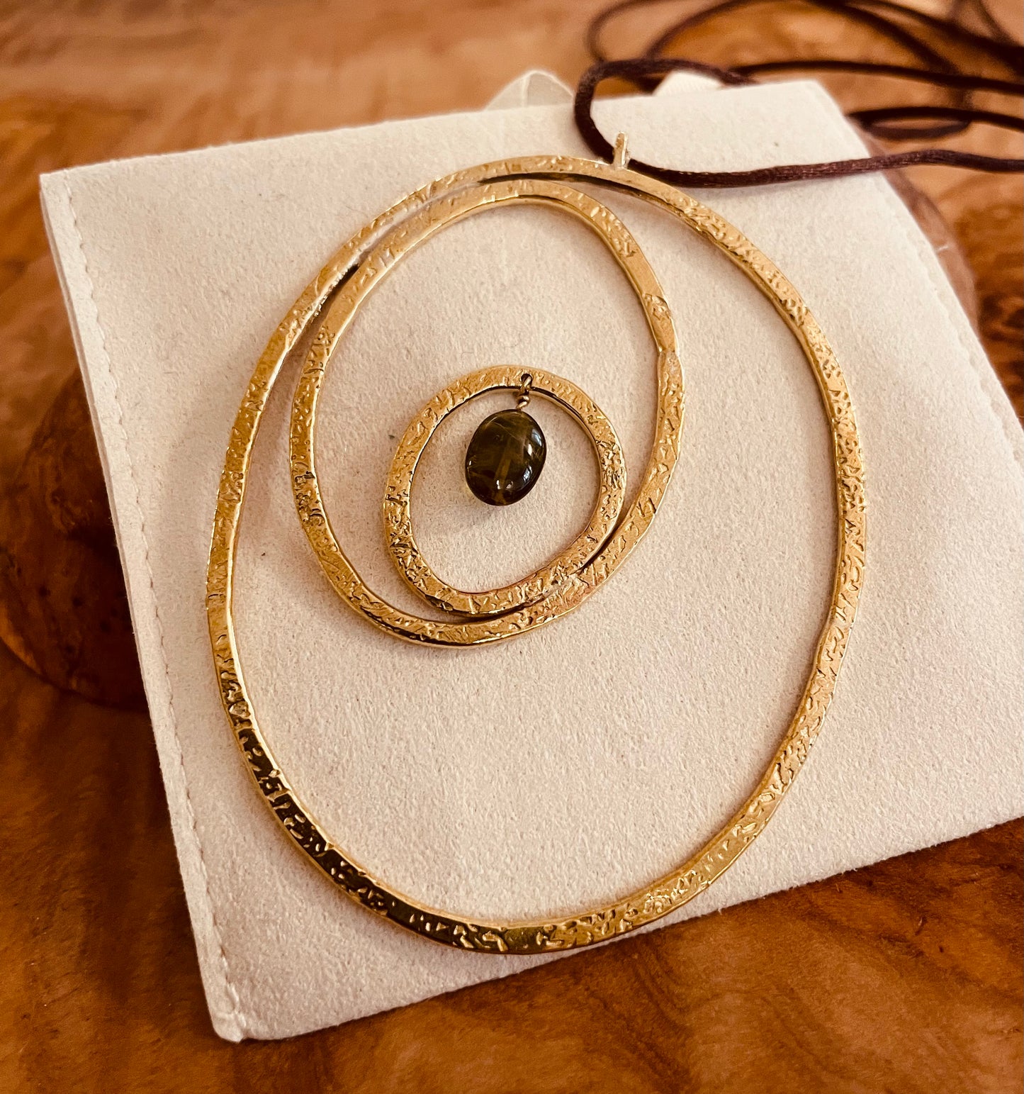"Silenzi in orbita... Nelle orbite vuote, stelle di silenzio, tracce di un passato che sfugge e ritorna." - Linea 'Orbite': ciondolo, orecchini e anello in ottone martellato con tormalina.