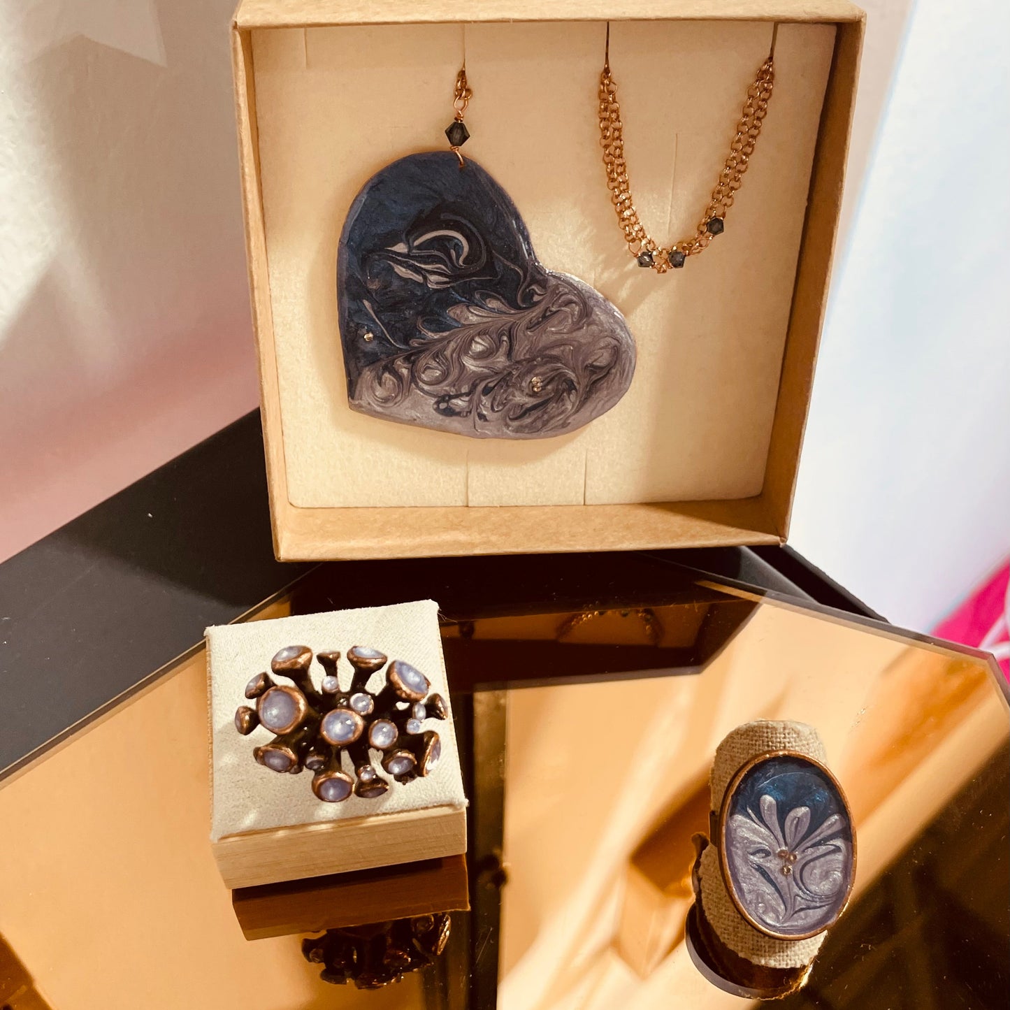 Collana in rame con ciondolo a cuore, impreziosita con piccoli cristalli.