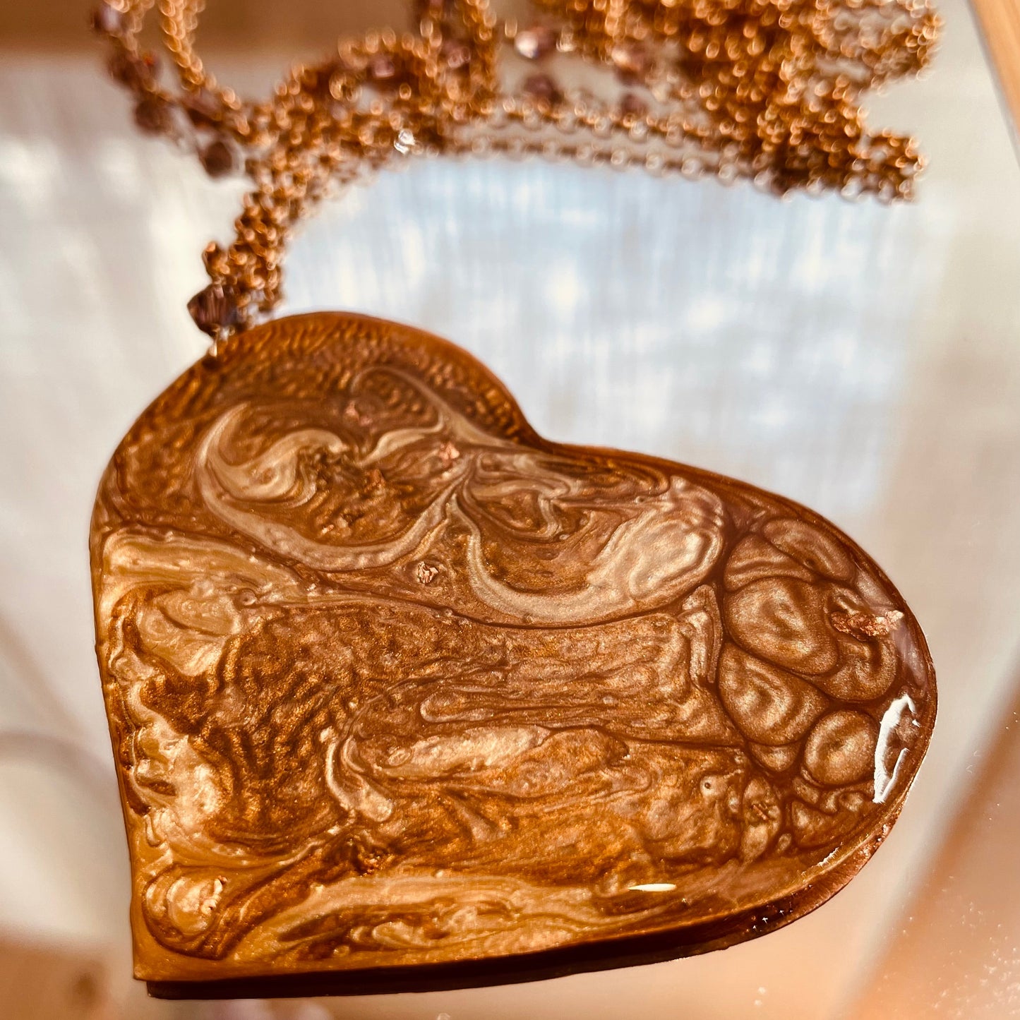 Collana in rame con ciondolo a cuore, impreziosita con piccoli cristalli.