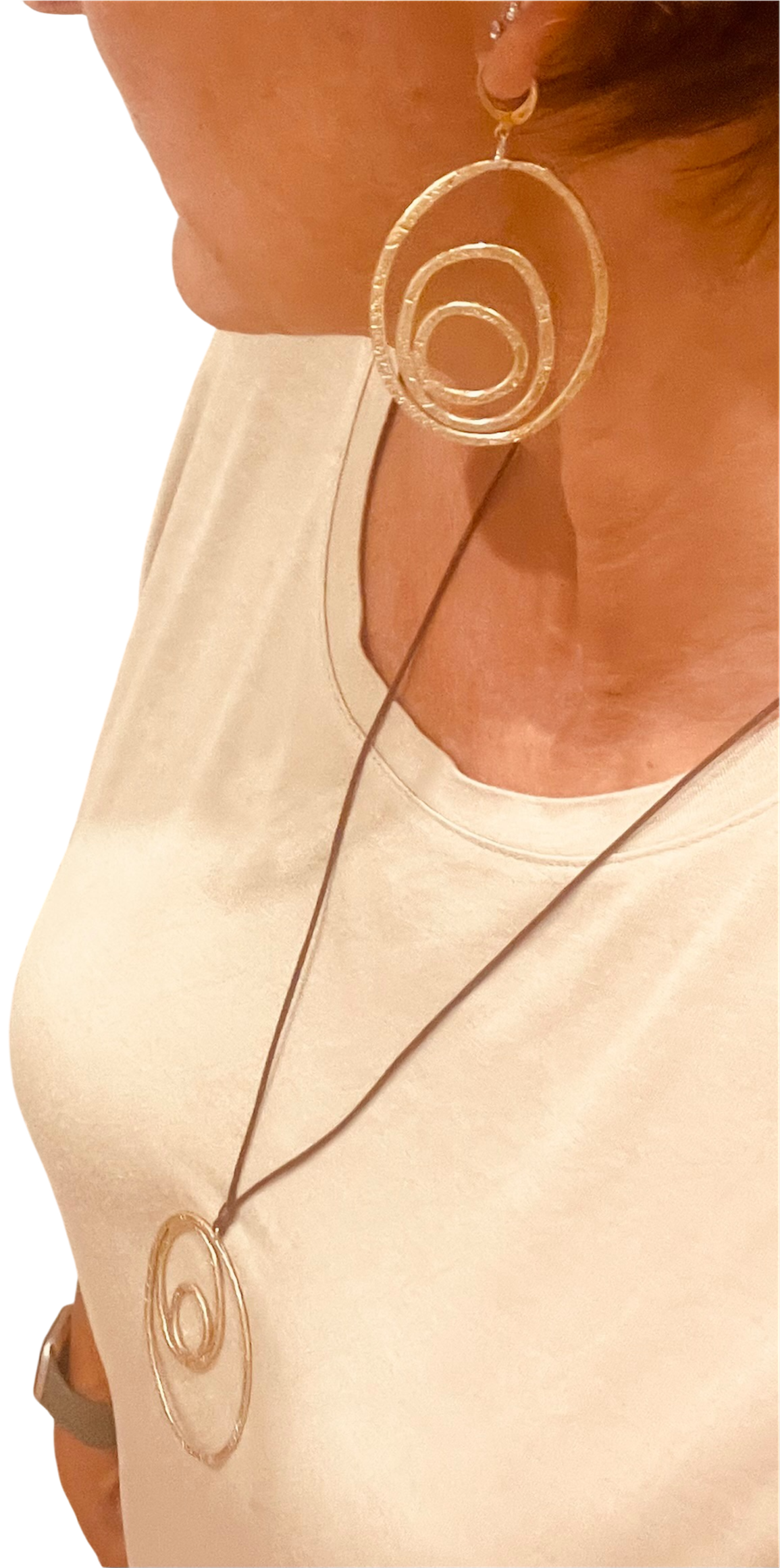"Silenzi in orbita... Nelle orbite vuote, stelle di silenzio, tracce di un passato che sfugge e ritorna." - Linea 'Orbite': ciondolo, orecchini e anello in ottone martellato.