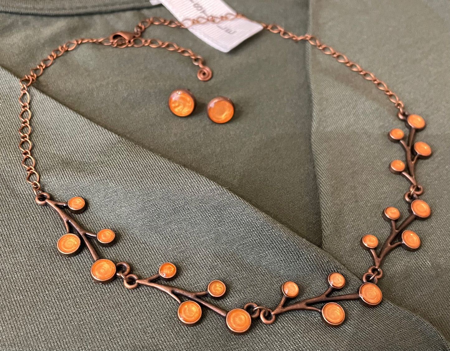 Collana in rame rosso con motivi floreali