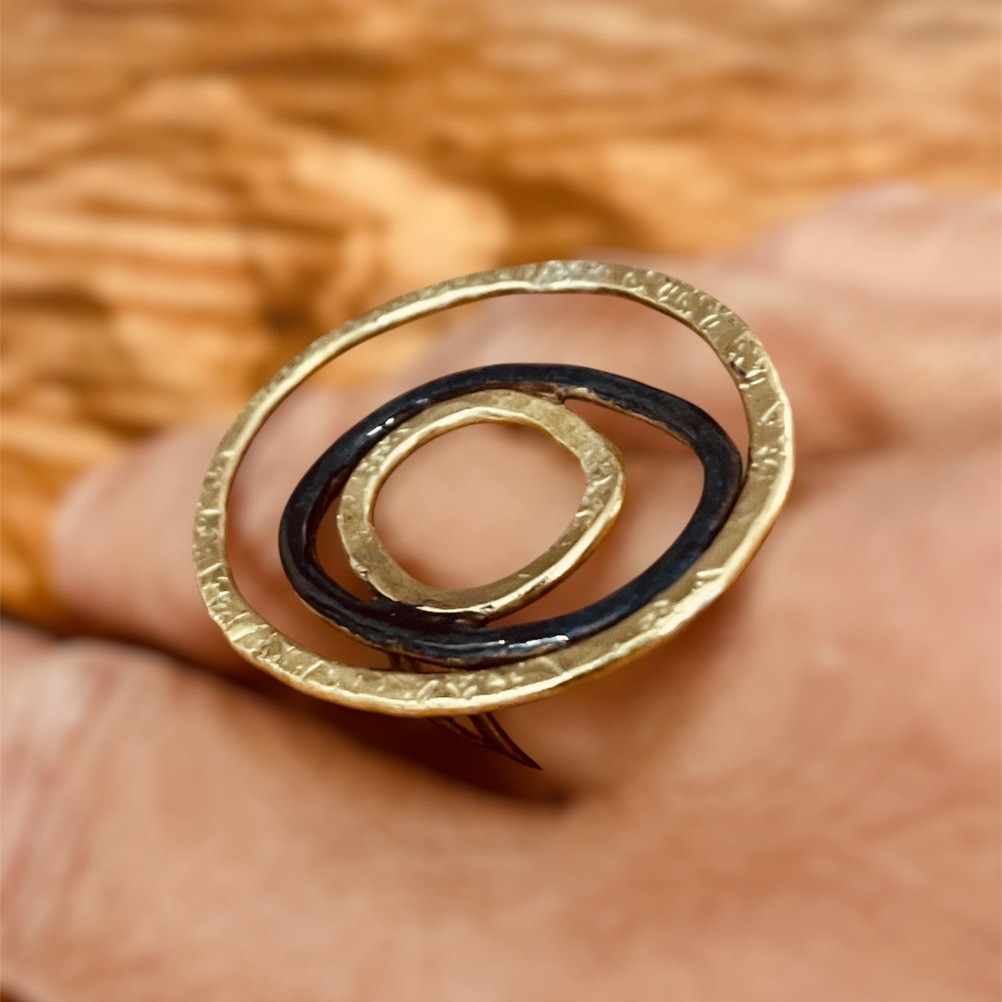 "Silenzi in orbita... Nelle orbite vuote, stelle di silenzio, tracce di un passato che sfugge e ritorna." - Linea 'Orbite': ciondolo, orecchini e anello in ottone martellato.
