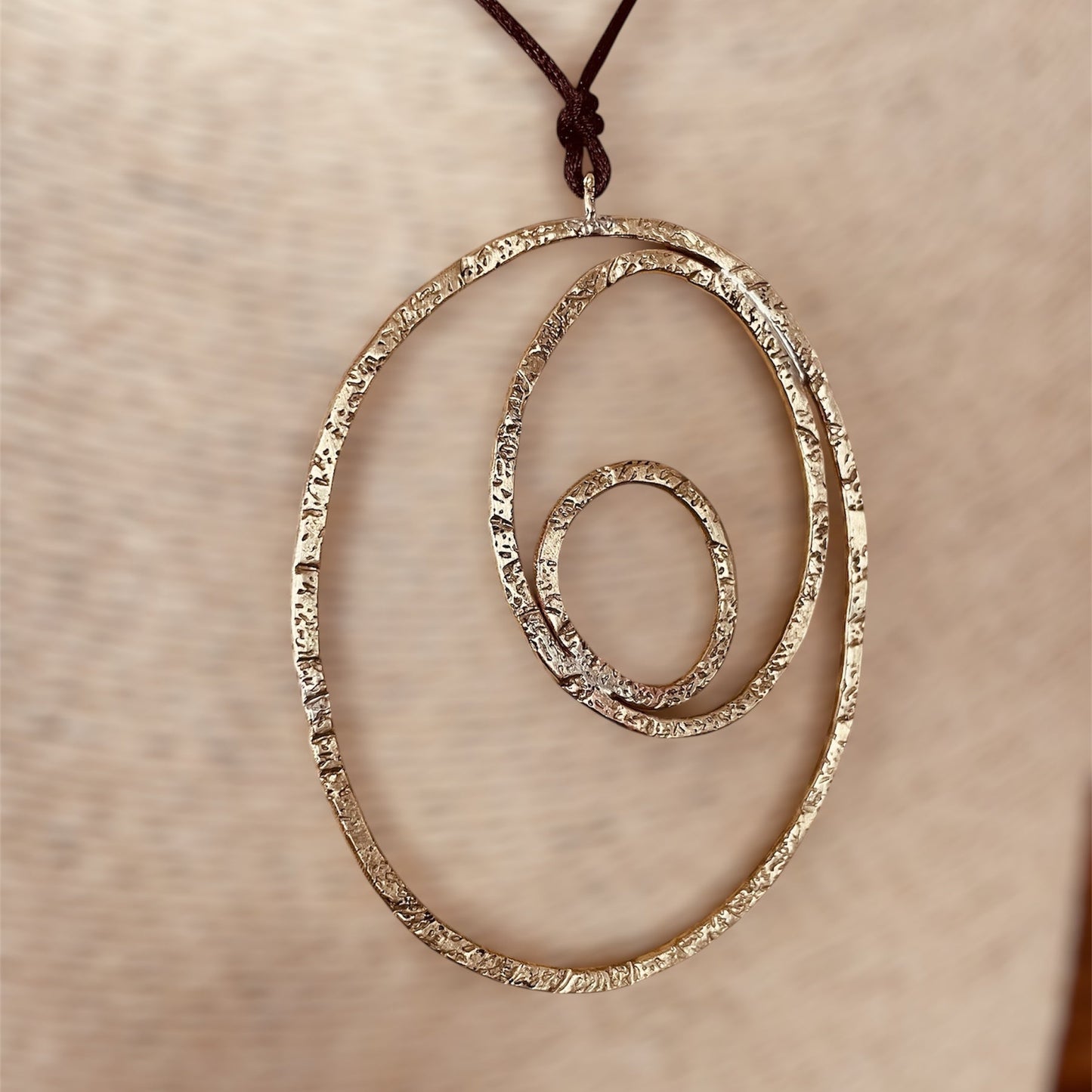 "Silenzi in orbita... Nelle orbite vuote, stelle di silenzio, tracce di un passato che sfugge e ritorna." - Linea 'Orbite': ciondolo, orecchini e anello in ottone martellato.