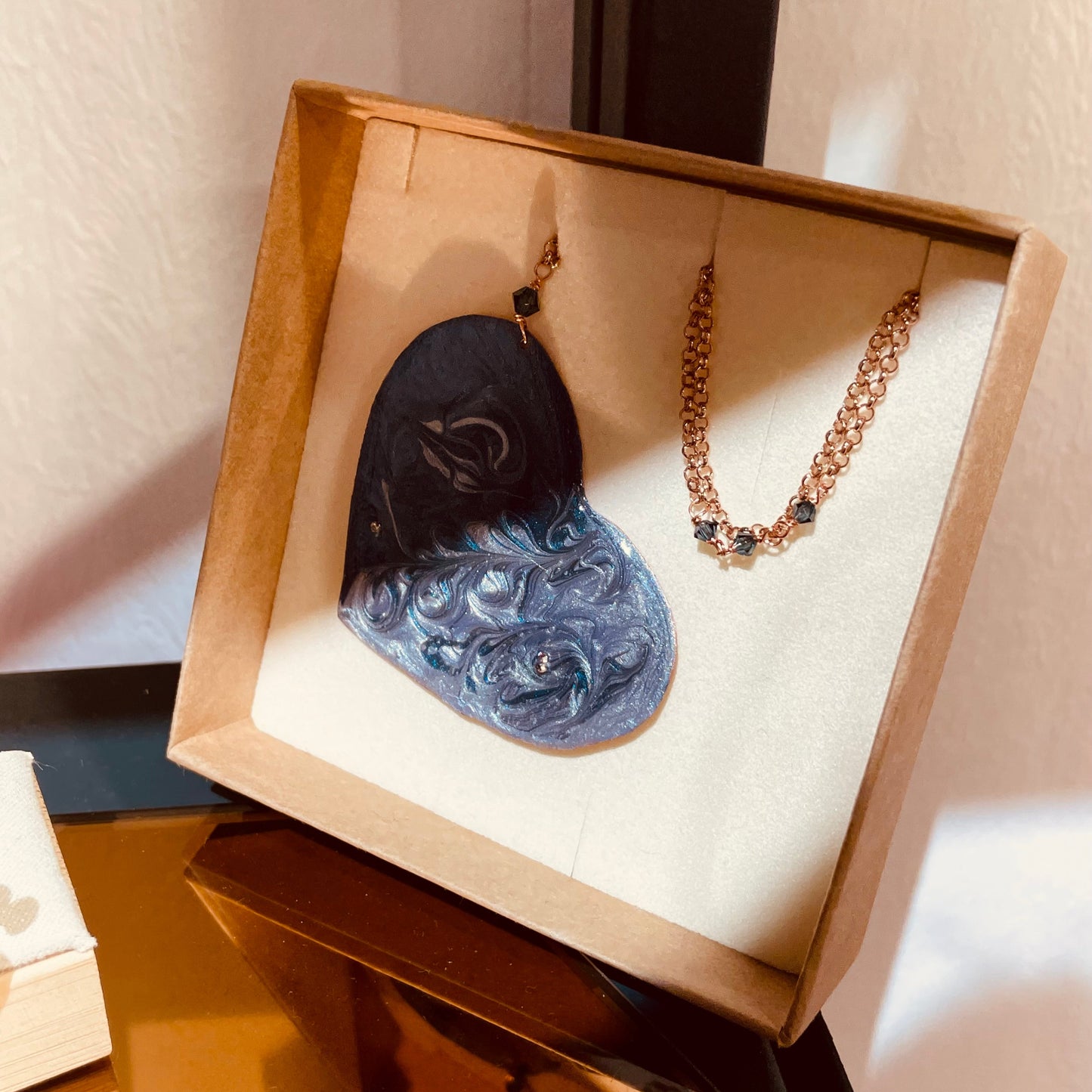 Collana in rame con ciondolo a cuore, impreziosita con piccoli cristalli.
