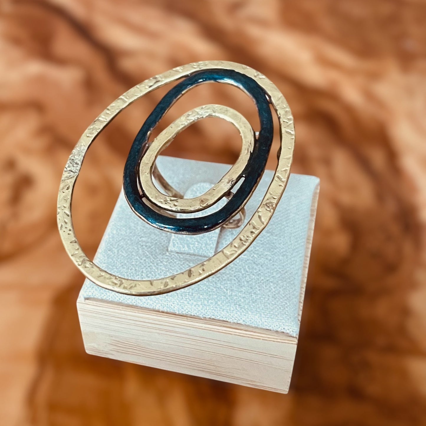 "Silenzi in orbita... Nelle orbite vuote, stelle di silenzio, tracce di un passato che sfugge e ritorna." - Linea 'Orbite': ciondolo, orecchini e anello in ottone martellato.
