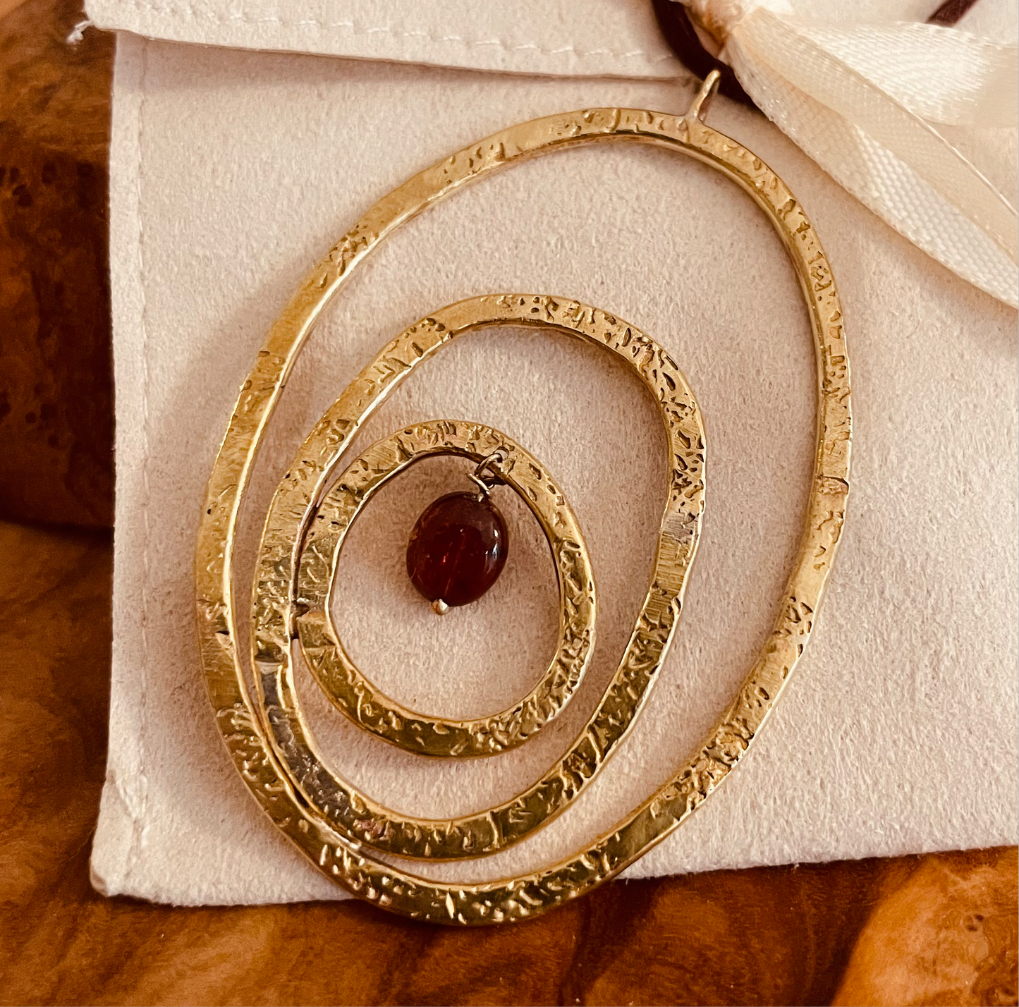 "Silenzi in orbita... Nelle orbite vuote, stelle di silenzio, tracce di un passato che sfugge e ritorna." - Linea 'Orbite': ciondolo, orecchini e anello in ottone martellato con tormalina.
