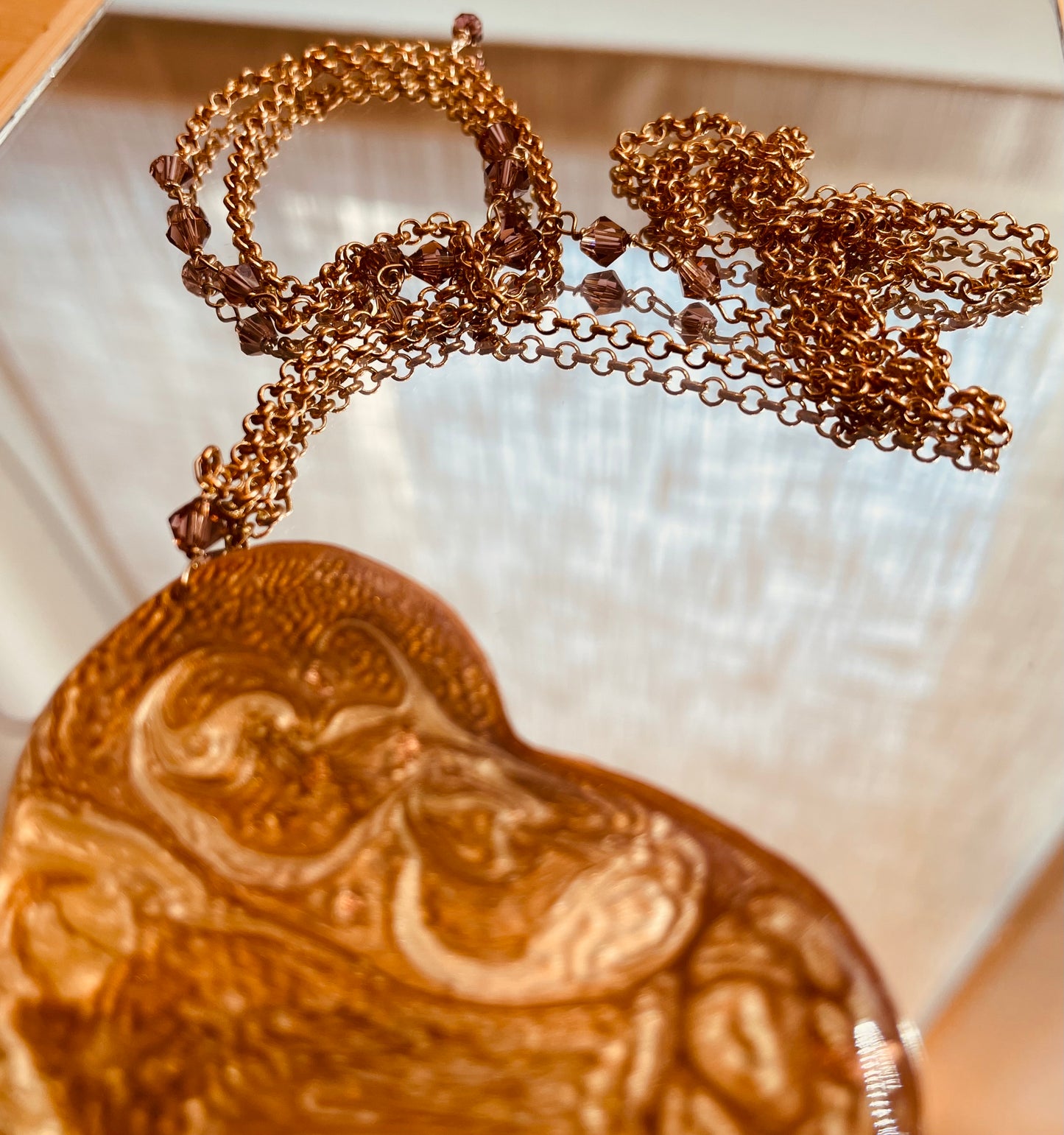 Collana in rame con ciondolo a cuore, impreziosita con piccoli cristalli.