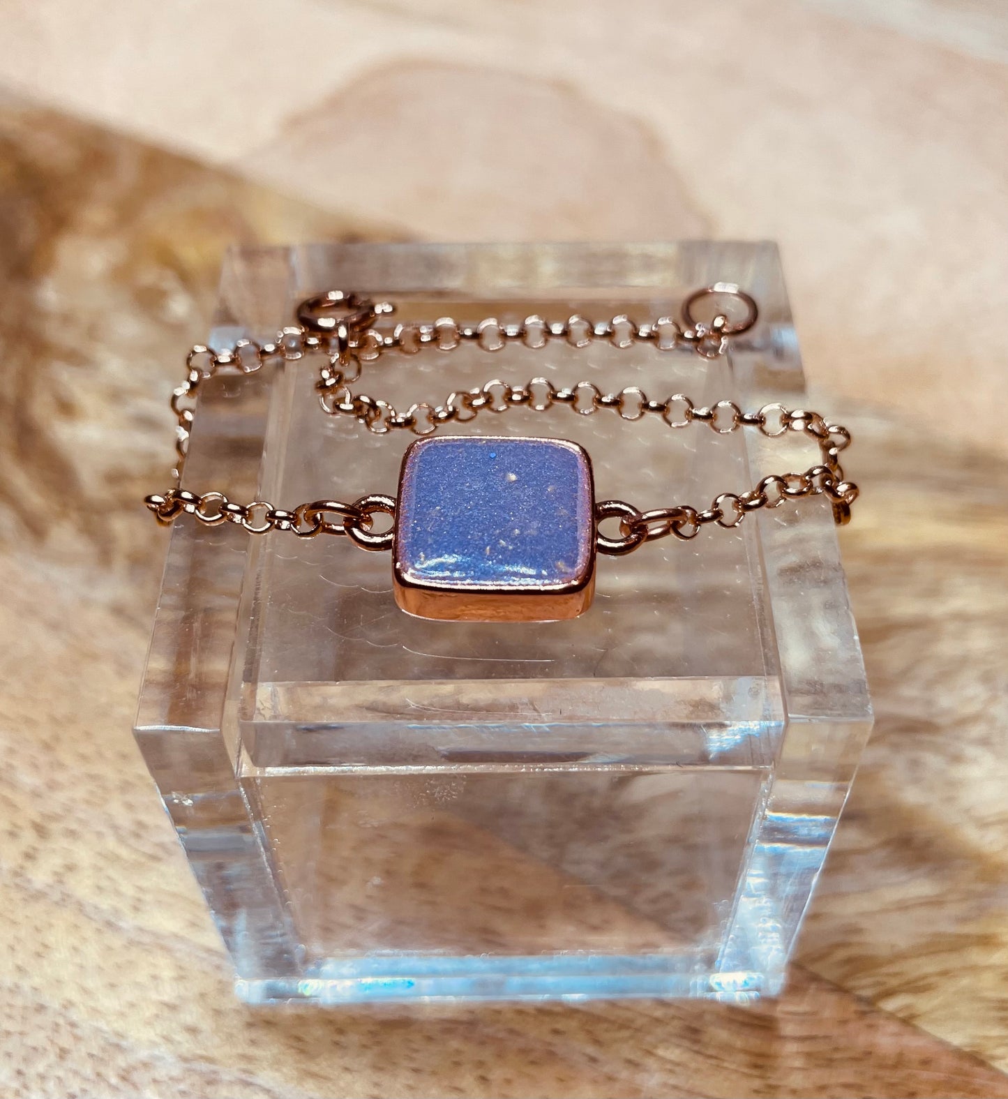 ‘Rainbow’, braccialetto rosato con piccolo elemento quadrato smaltato e vetrificato a mano