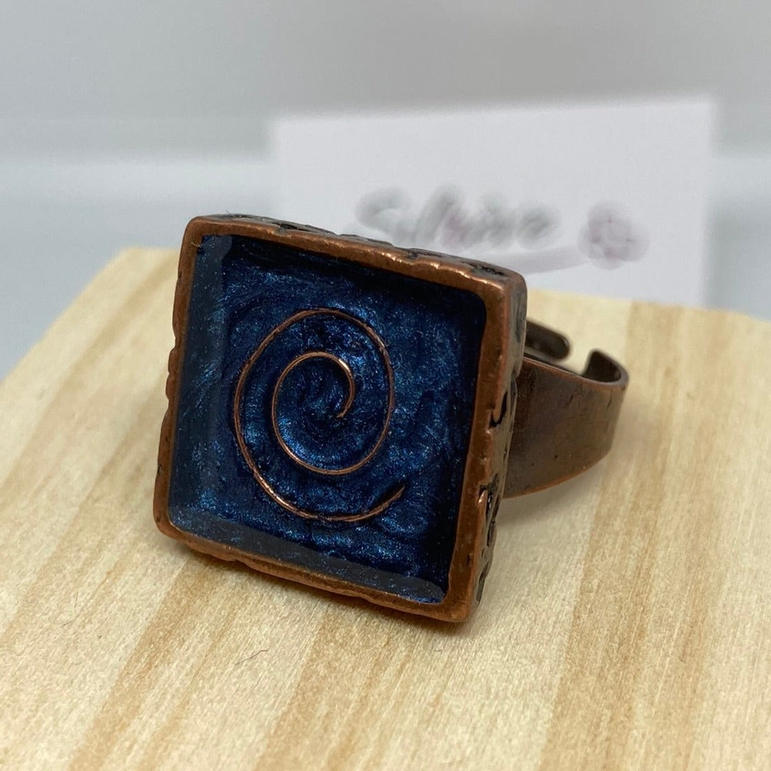 Anello quadrato in rame, regolabile, dipinto e vetrificato a mano