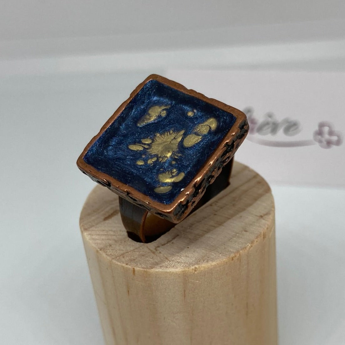 Anello quadrato in rame, regolabile, dipinto e vetrificato a mano