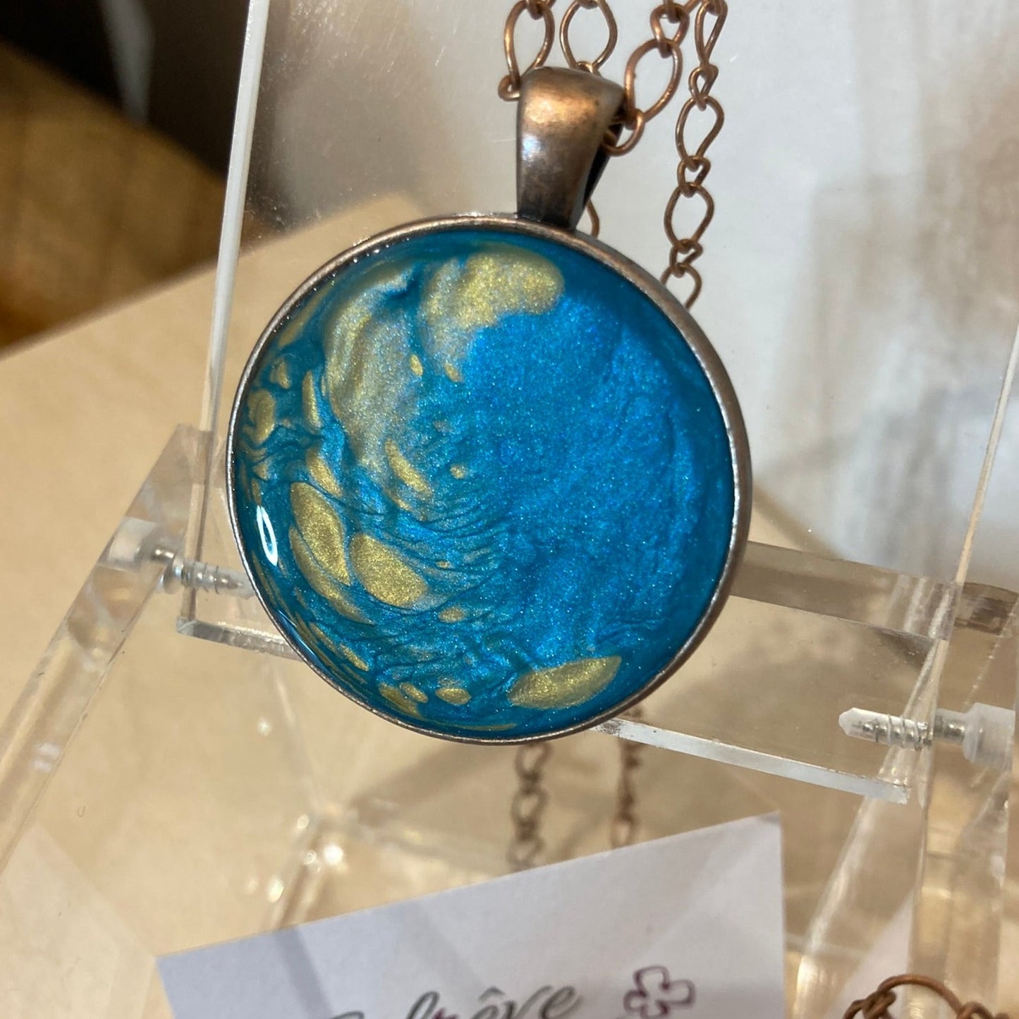 Collana in rame con ciondolo tondo, dipinto e vetrificato a mano.