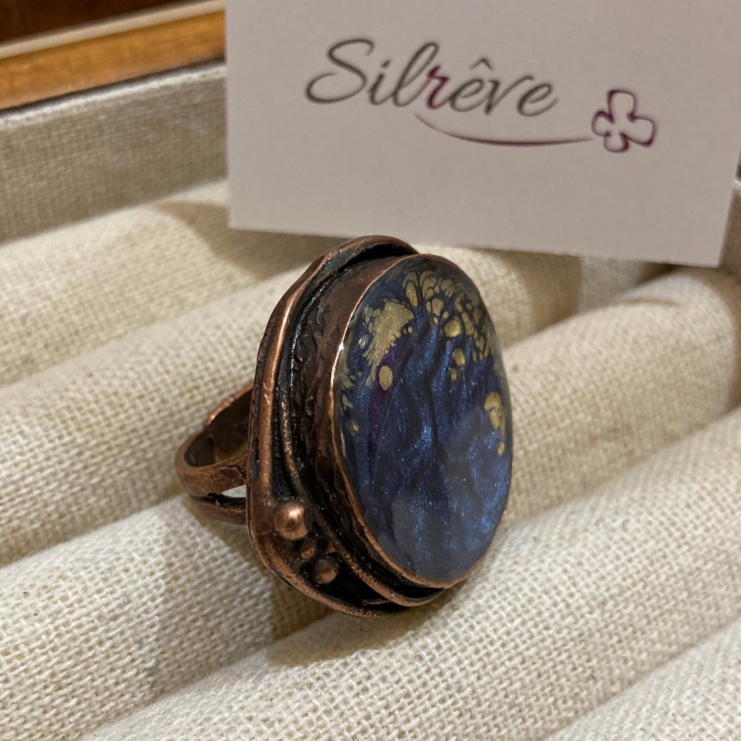 Anello tondo in rame rosso, regolabile, dipinto e vetrificato a mano