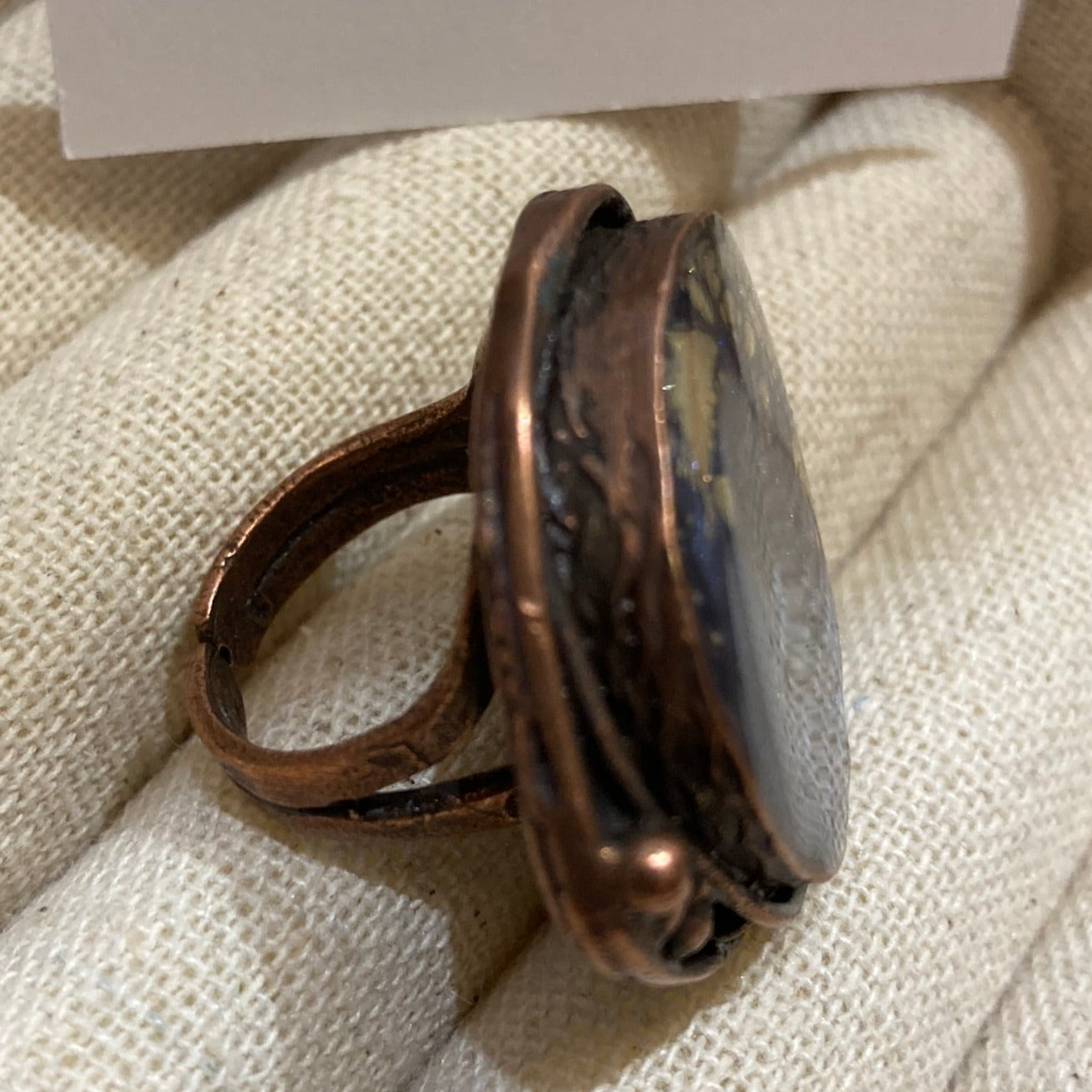 Anello tondo in rame rosso, regolabile, dipinto e vetrificato a mano
