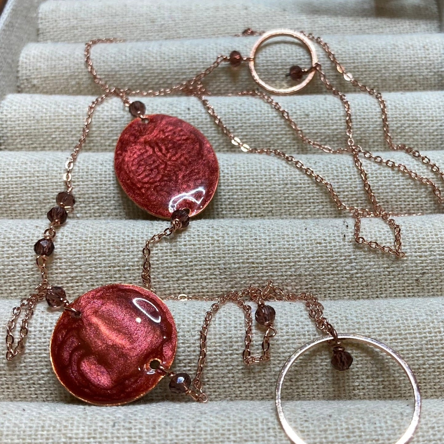 Collana in rame con inserti tondo e ovale dipinti e vetrificati a mano, impreziosita con cristalli