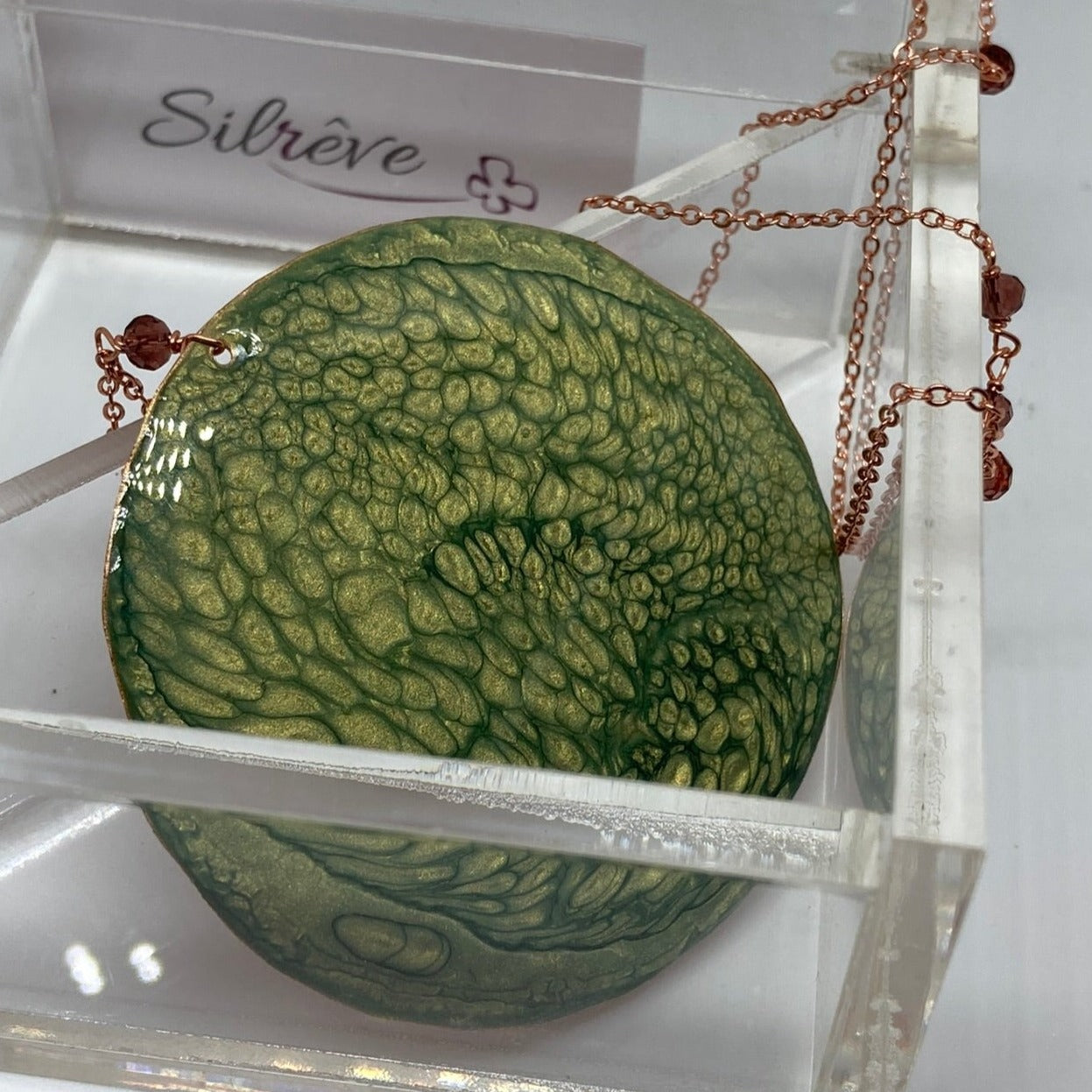 Collana in rame con ciondolo tondo, impreziosita con piccoli cristalli.
