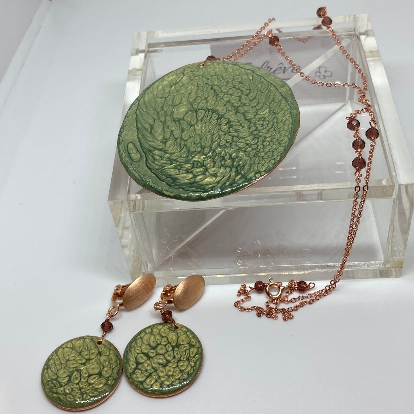 Collana in rame con ciondolo tondo, impreziosita con piccoli cristalli.