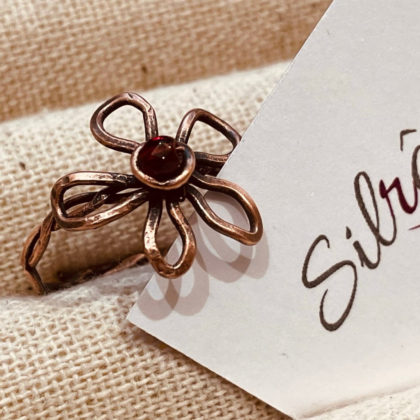 Anello in rame anticato, fiore con piccolo cristallo