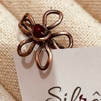 Anello in rame anticato, fiore con piccolo cristallo
