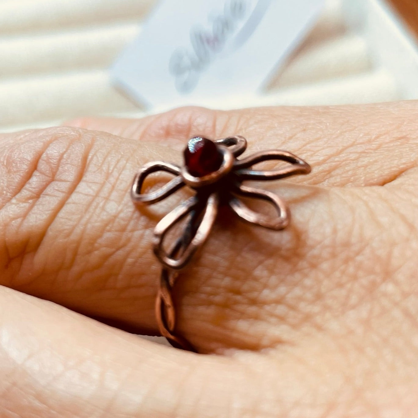 Anello in rame anticato, fiore con piccolo cristallo
