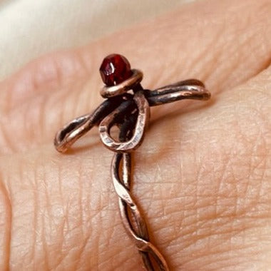 Anello in rame anticato, fiore con piccolo cristallo