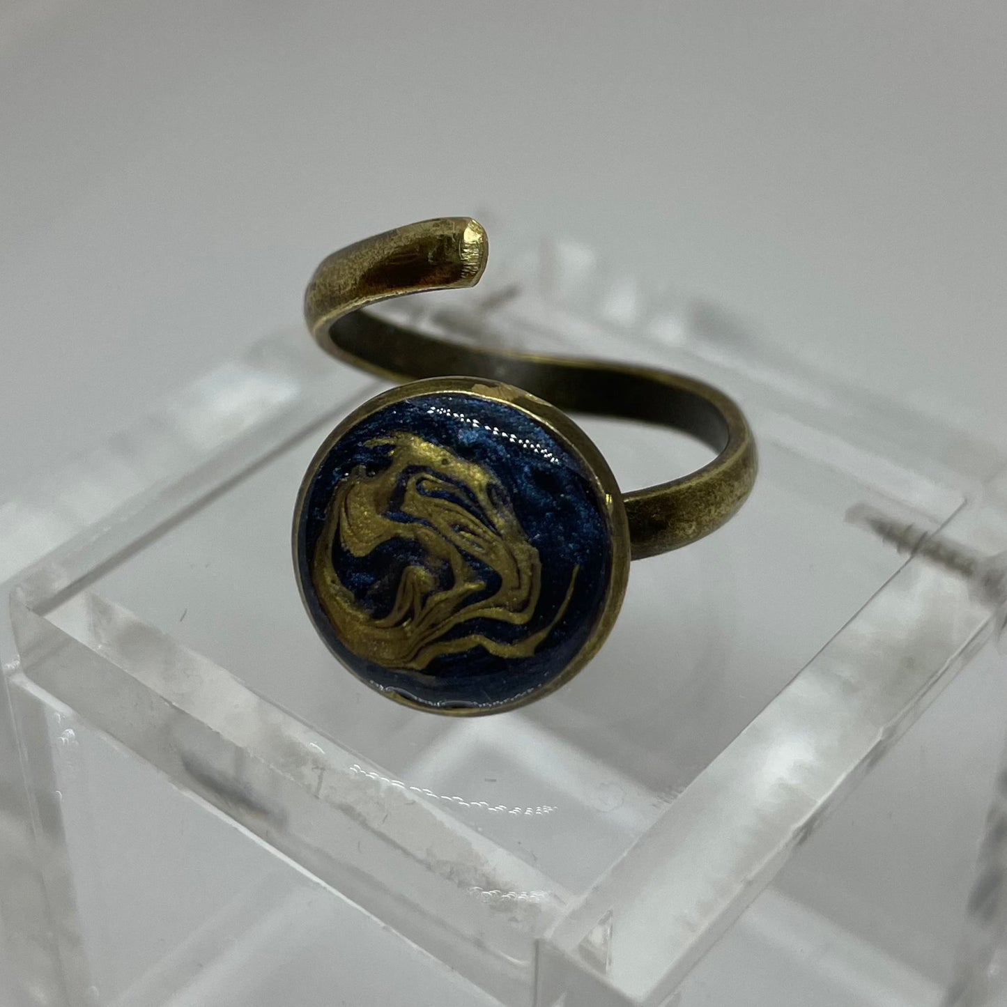 Anello a serpente in bronzo 'vassoio singolo', regolabile, dipinto e vetrificato a mano