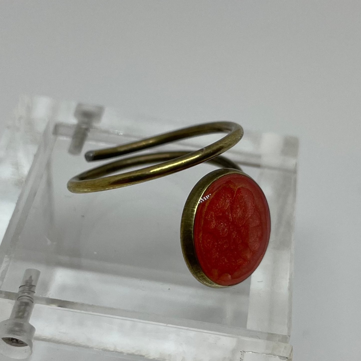 Anello a serpente in bronzo 'vassoio singolo', regolabile, dipinto e vetrificato a mano