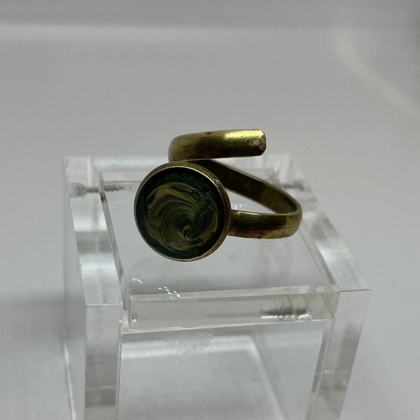 Anello a serpente in bronzo 'vassoio singolo', regolabile, dipinto e vetrificato a mano