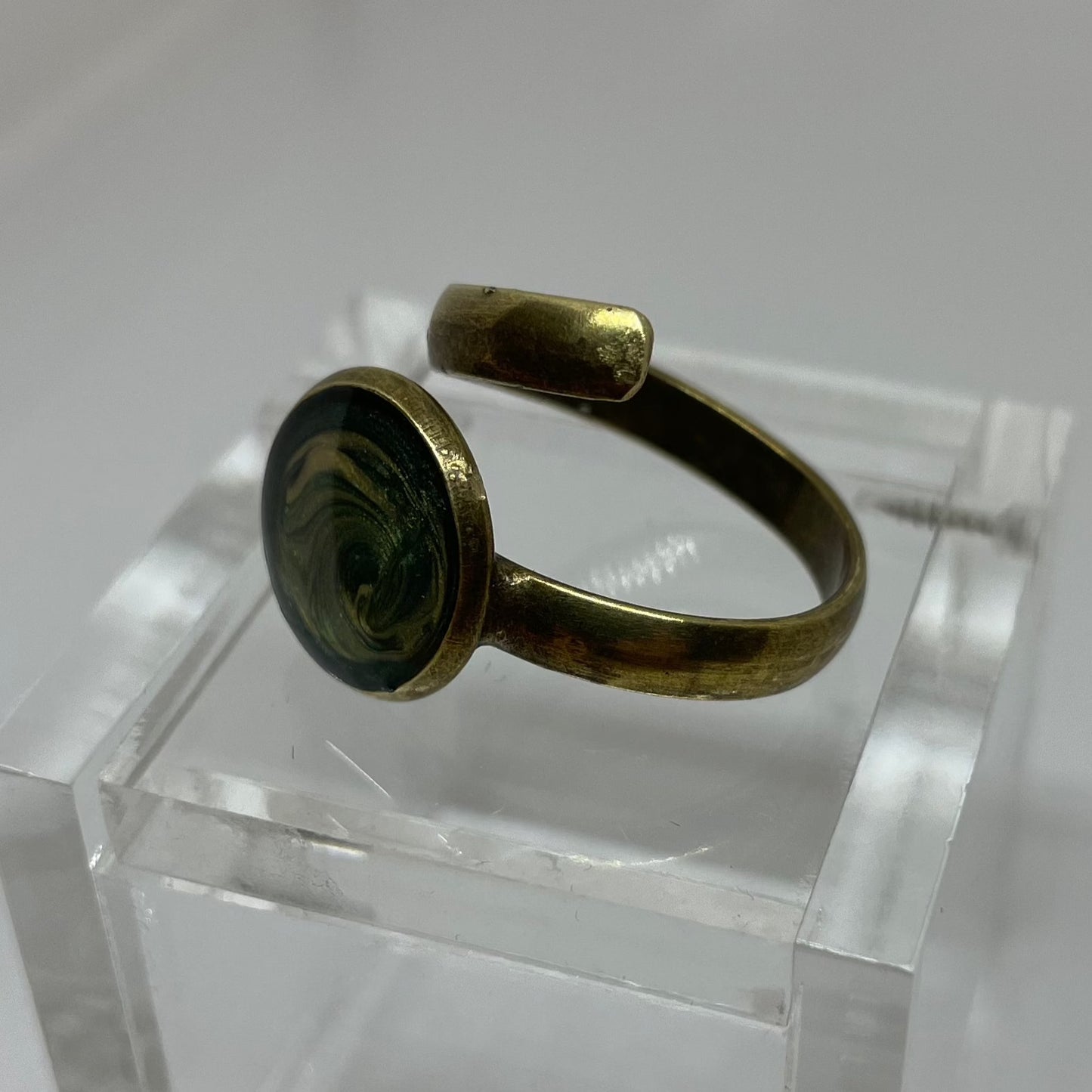 Anello a serpente in bronzo 'vassoio singolo', regolabile, dipinto e vetrificato a mano