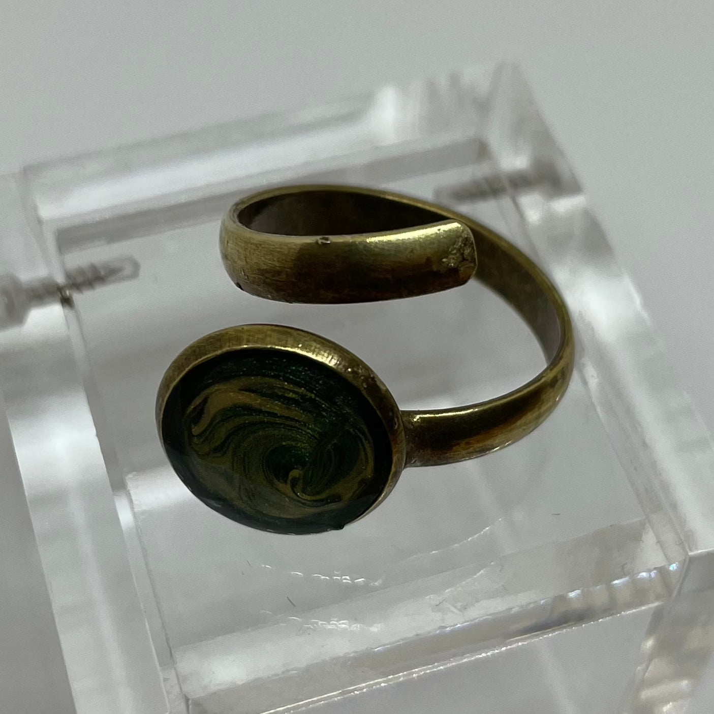 Anello a serpente in bronzo 'vassoio singolo', regolabile, dipinto e vetrificato a mano