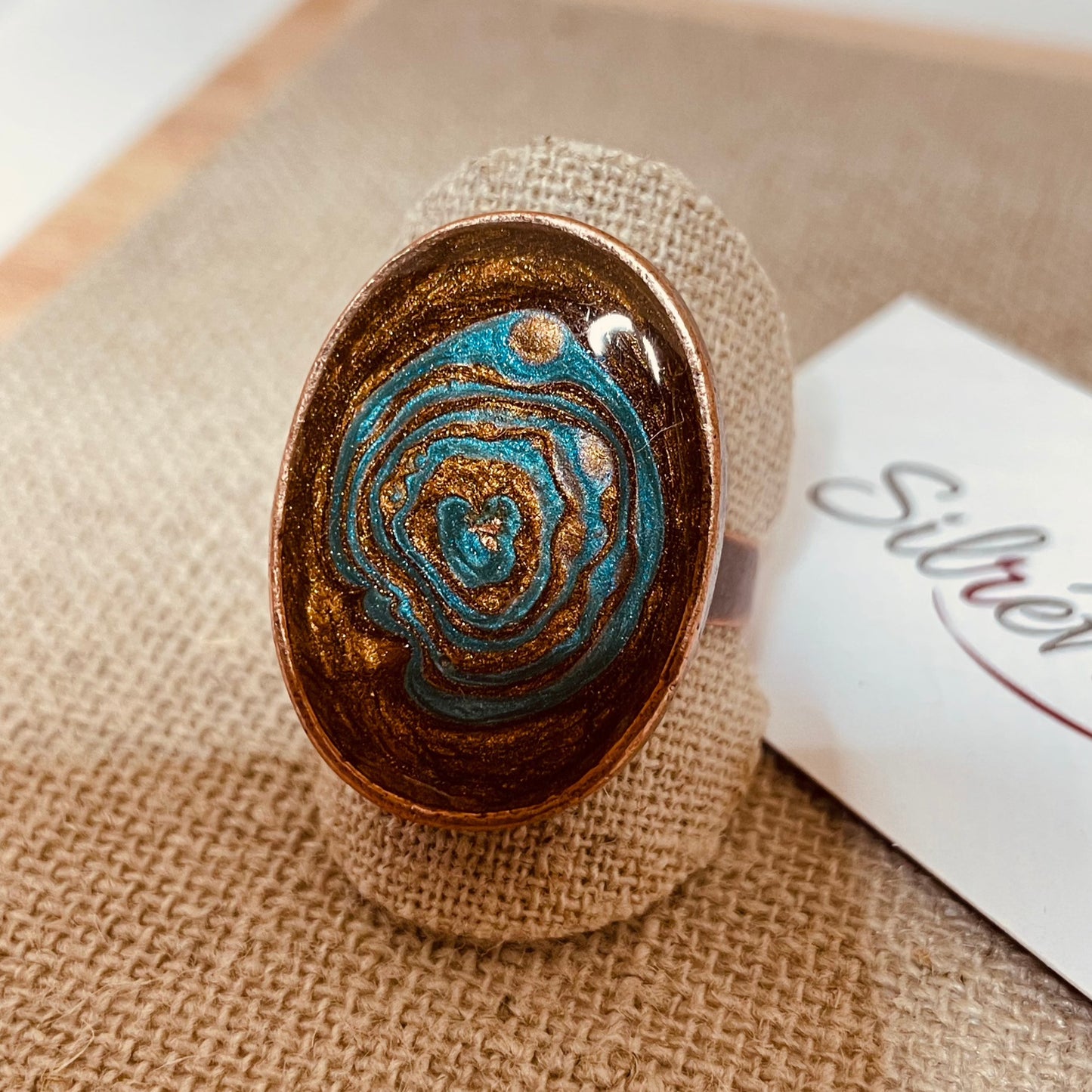Anello ovale in rame, regolabile, dipinto e vetrificato a mano