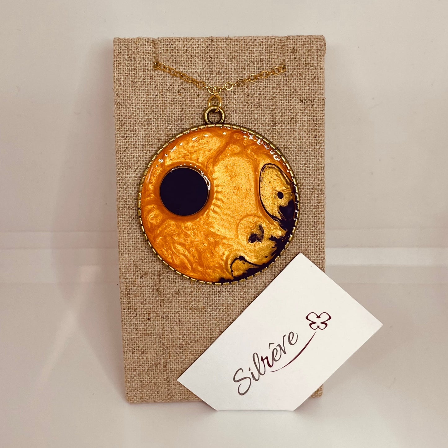 Collana in bronzo con ciondolo tondo dipinto e vetrificato a mano.