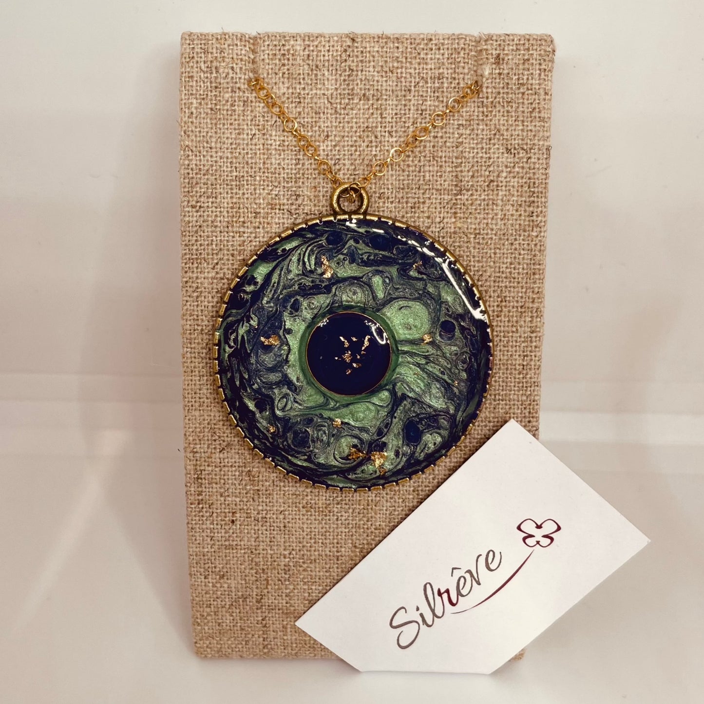 Collana in bronzo con ciondolo tondo dipinto e vetrificato a mano.