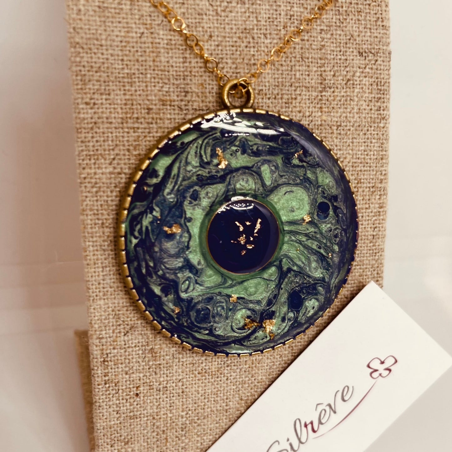 Collana in bronzo con ciondolo tondo dipinto e vetrificato a mano.