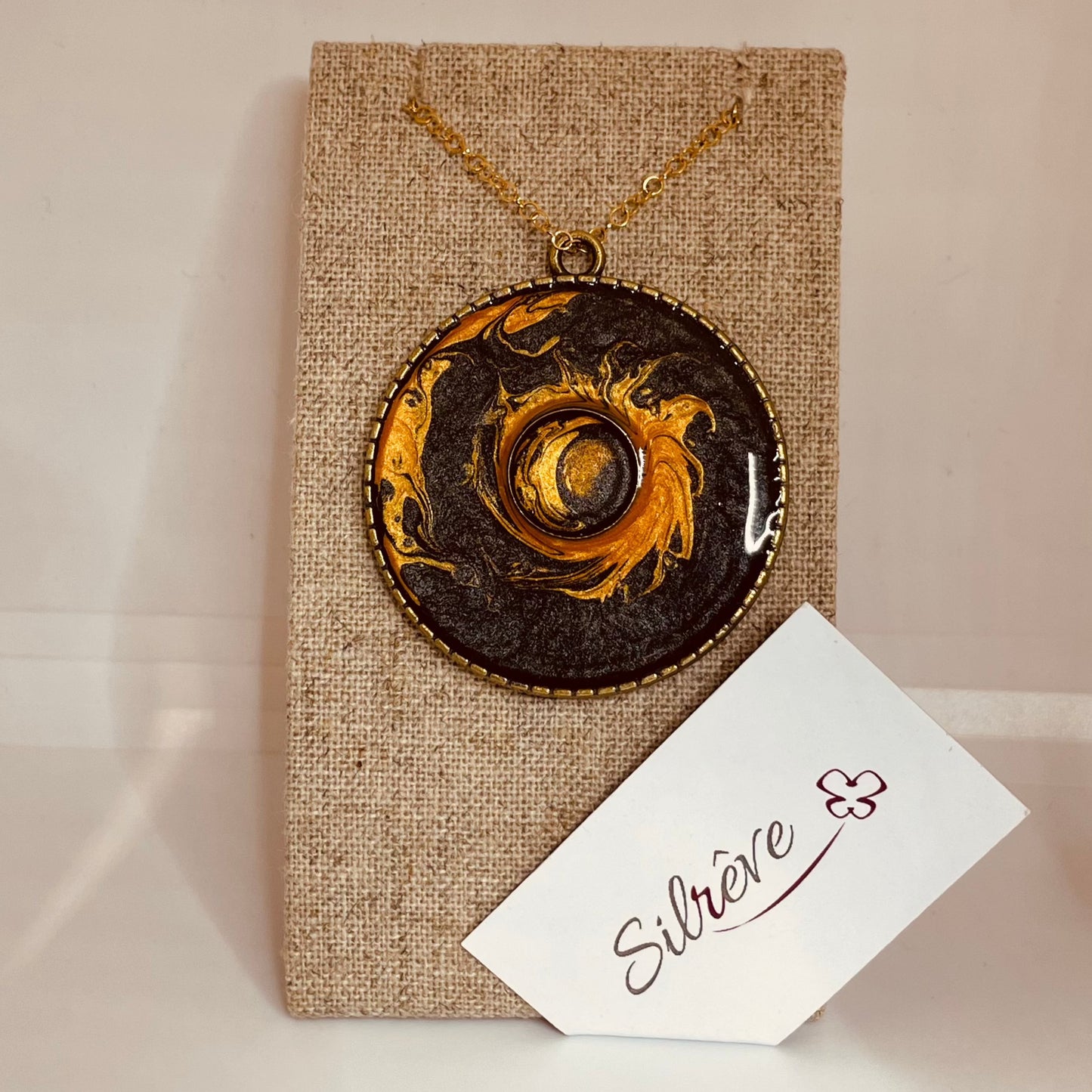 Collana in bronzo con ciondolo tondo dipinto e vetrificato a mano.