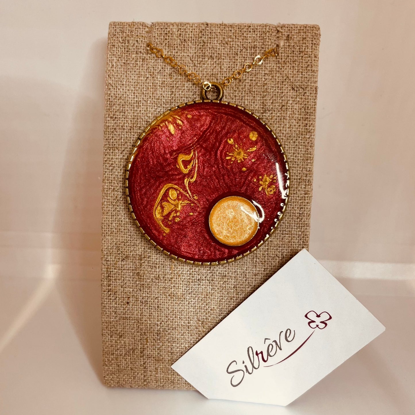 Collana in bronzo con ciondolo tondo dipinto e vetrificato a mano.