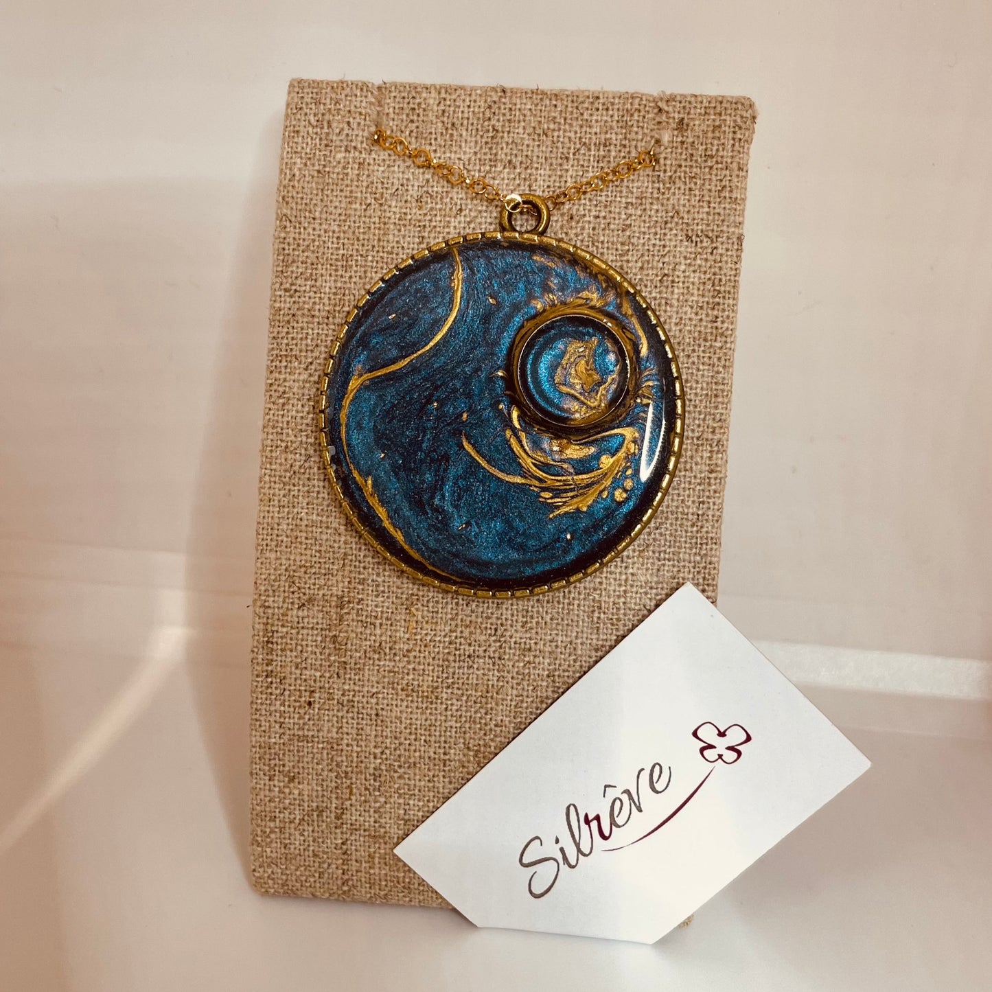 Collana in bronzo con ciondolo tondo dipinto e vetrificato a mano.