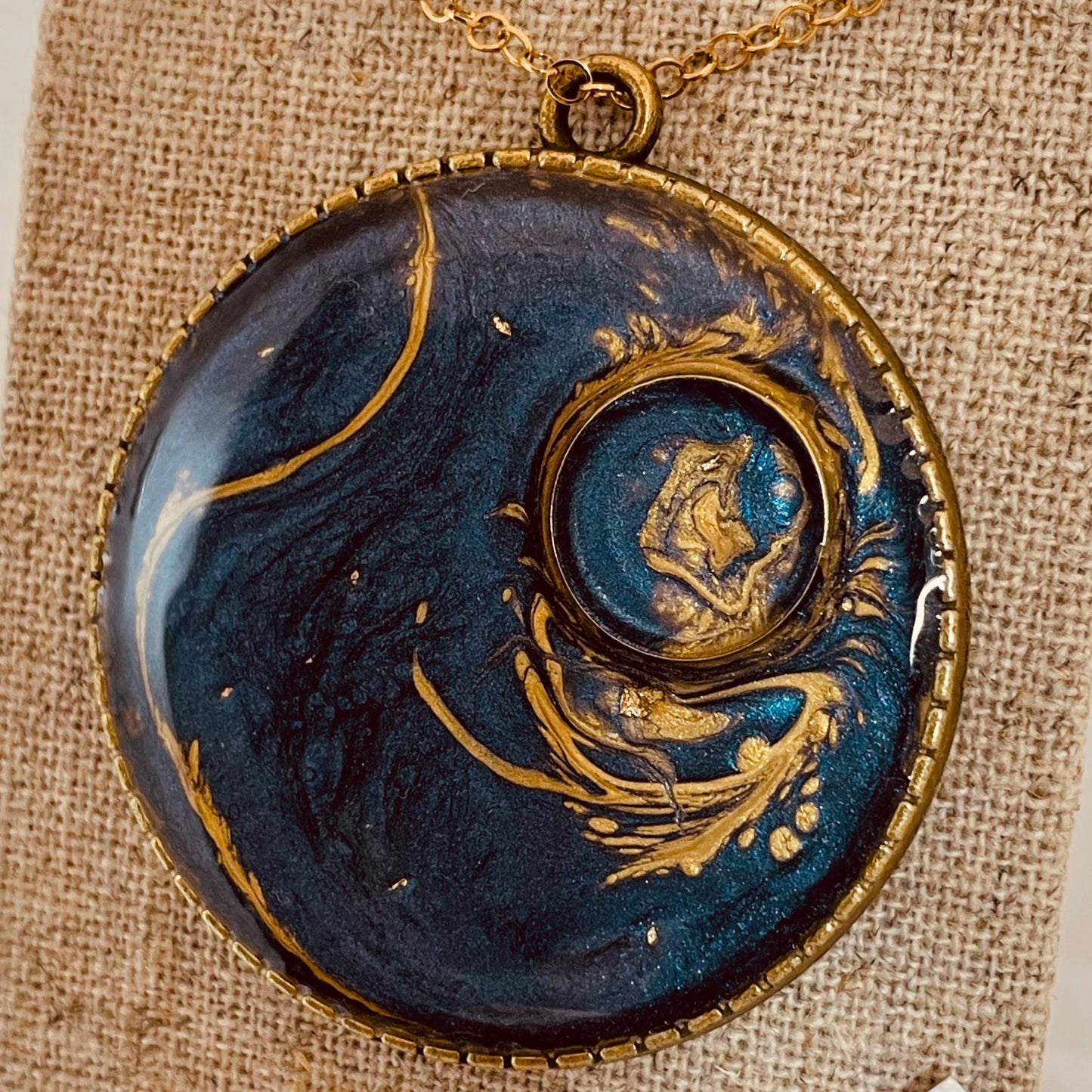 Collana in bronzo con ciondolo tondo dipinto e vetrificato a mano.