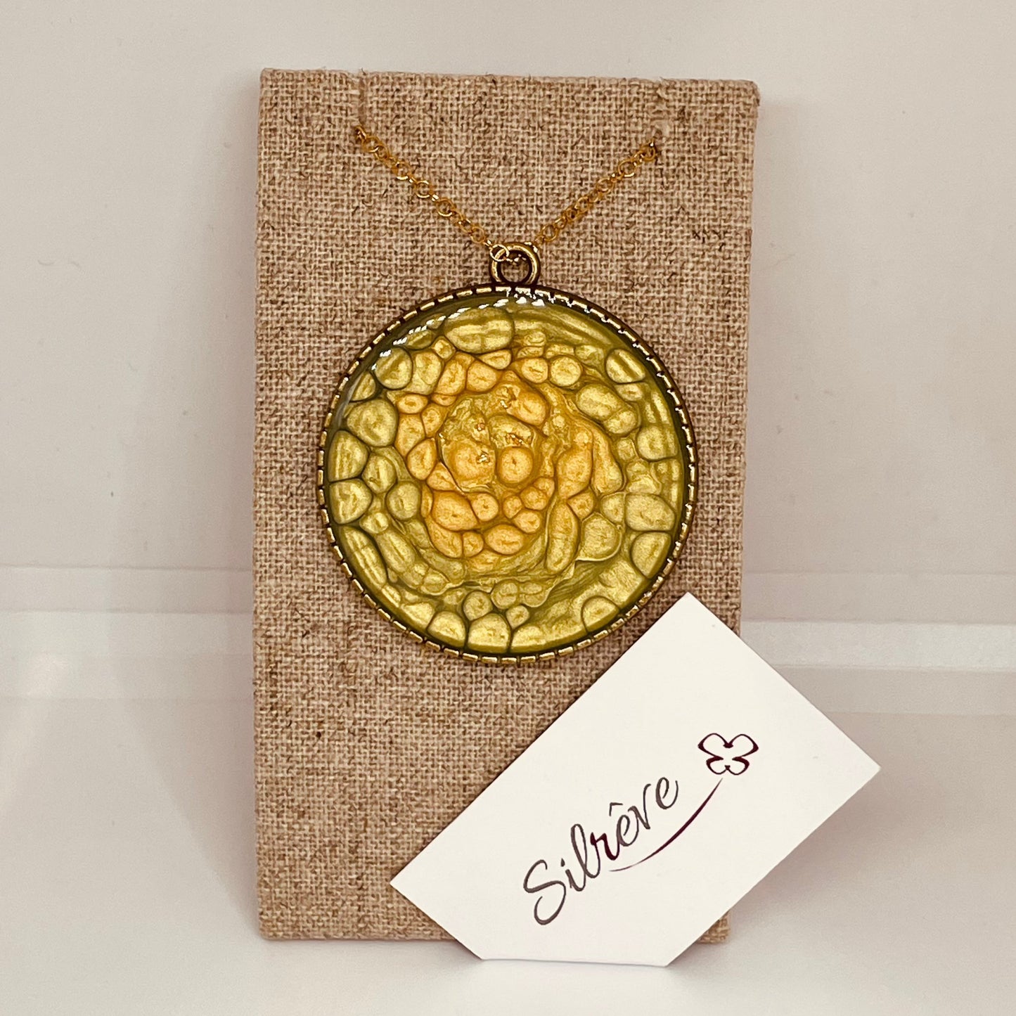 Collana in bronzo con ciondolo tondo dipinto e vetrificato a mano.