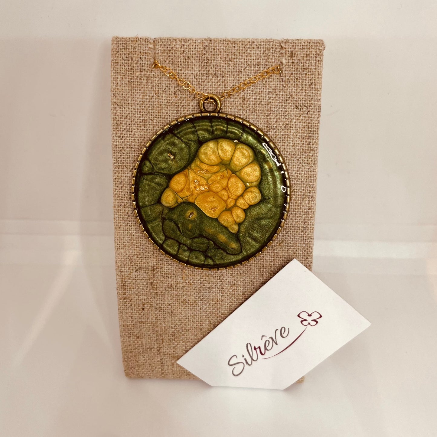 Collana in bronzo con ciondolo tondo dipinto e vetrificato a mano.