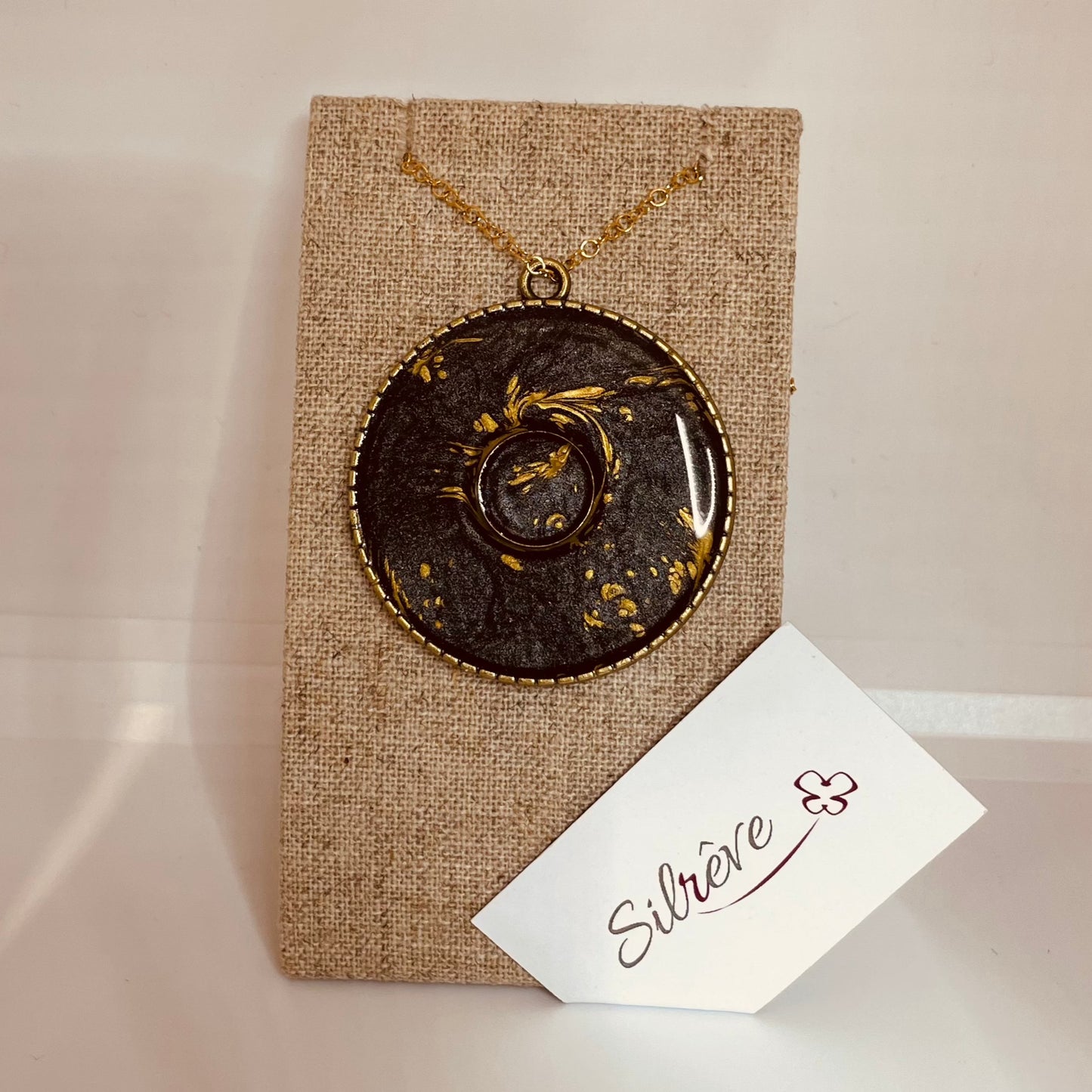 Collana in bronzo con ciondolo tondo dipinto e vetrificato a mano.