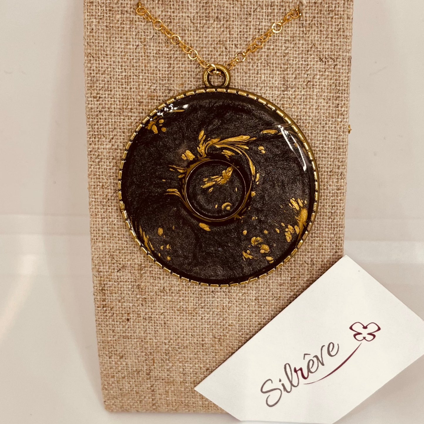 Collana in bronzo con ciondolo tondo dipinto e vetrificato a mano.