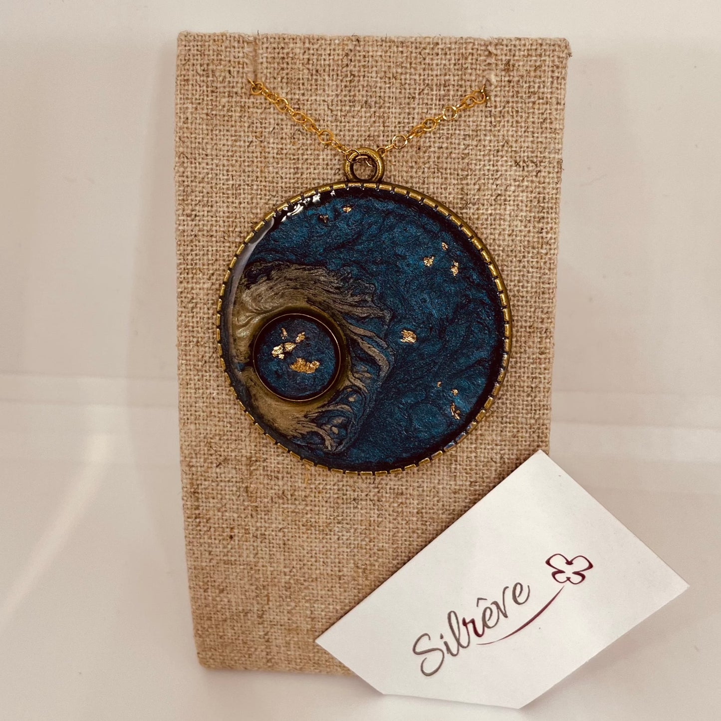Collana in bronzo con ciondolo tondo dipinto e vetrificato a mano.