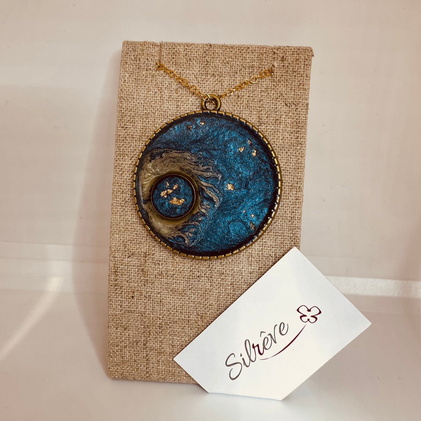 Collana in bronzo con ciondolo tondo dipinto e vetrificato a mano.