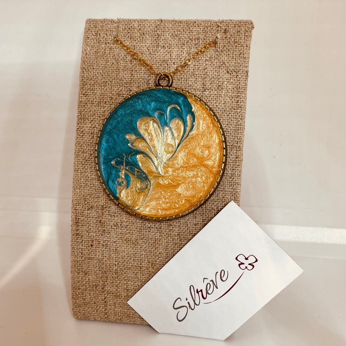 Collana in bronzo con ciondolo tondo dipinto e vetrificato a mano.