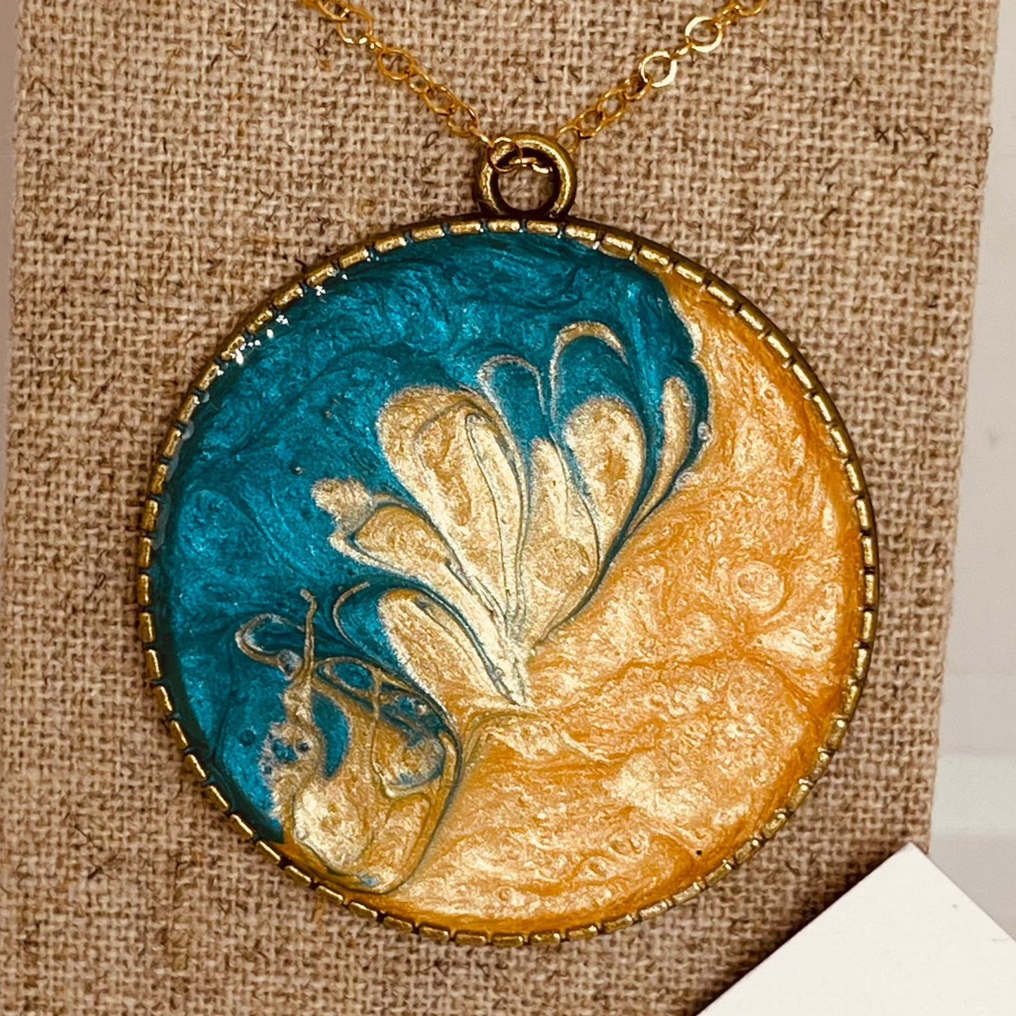 Collana in bronzo con ciondolo tondo dipinto e vetrificato a mano.