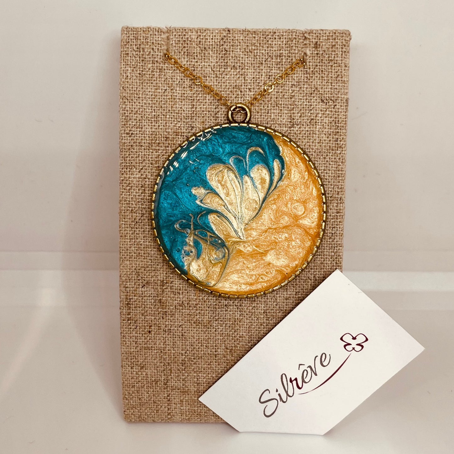 Collana in bronzo con ciondolo tondo dipinto e vetrificato a mano.