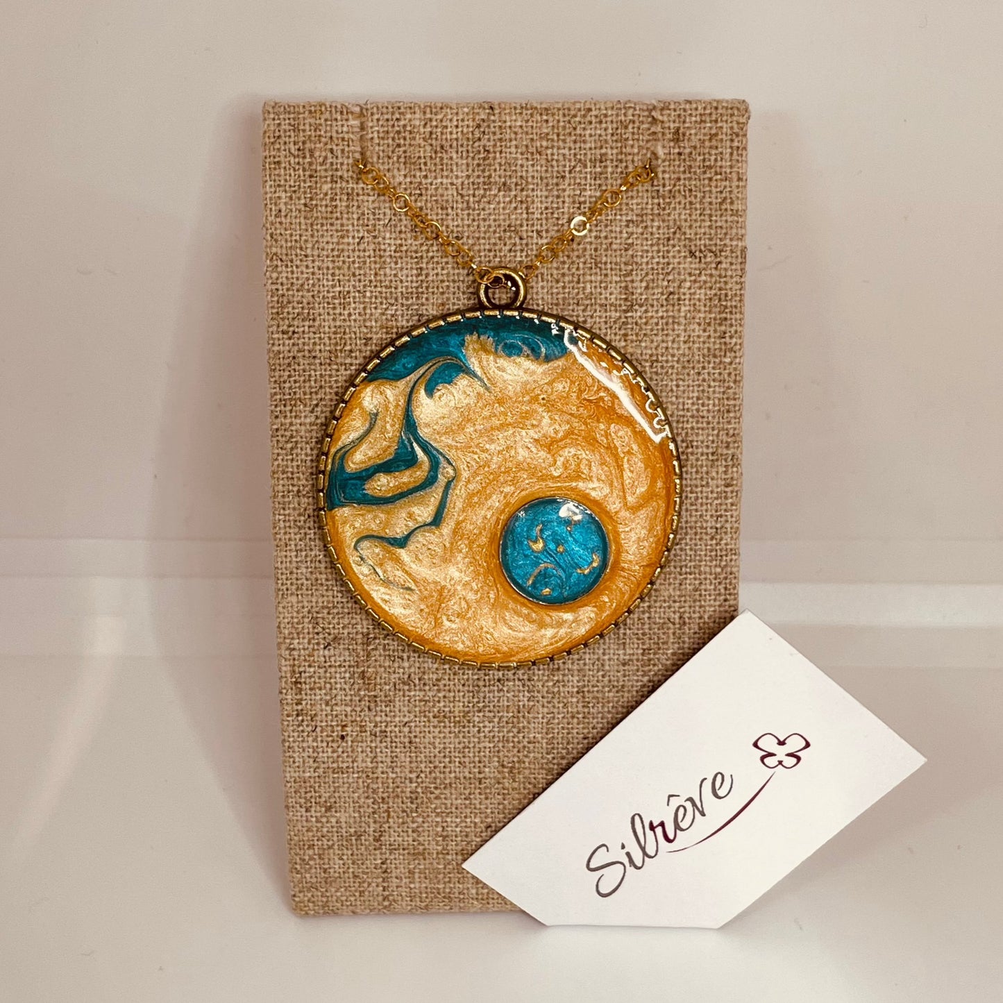 Collana in bronzo con ciondolo tondo dipinto e vetrificato a mano.