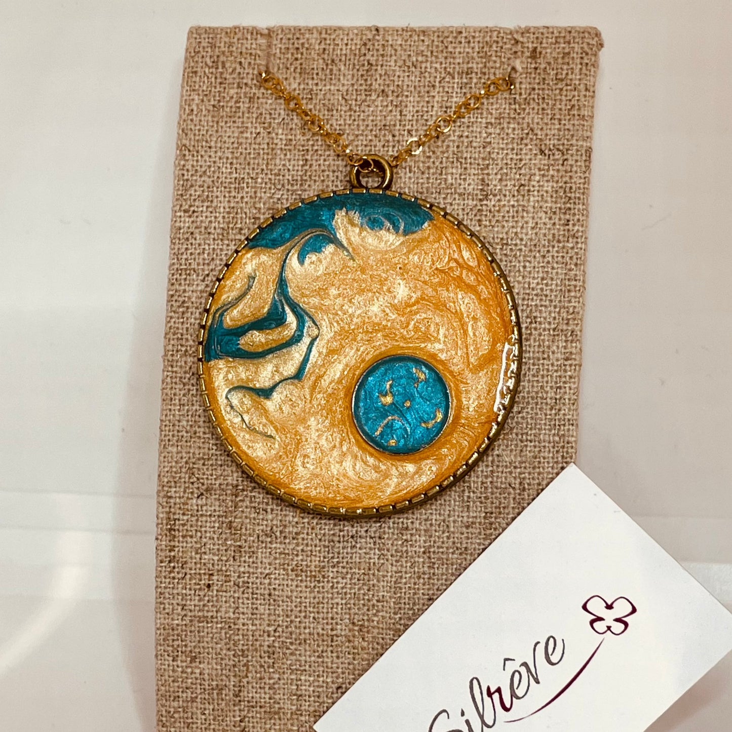 Collana in bronzo con ciondolo tondo dipinto e vetrificato a mano.