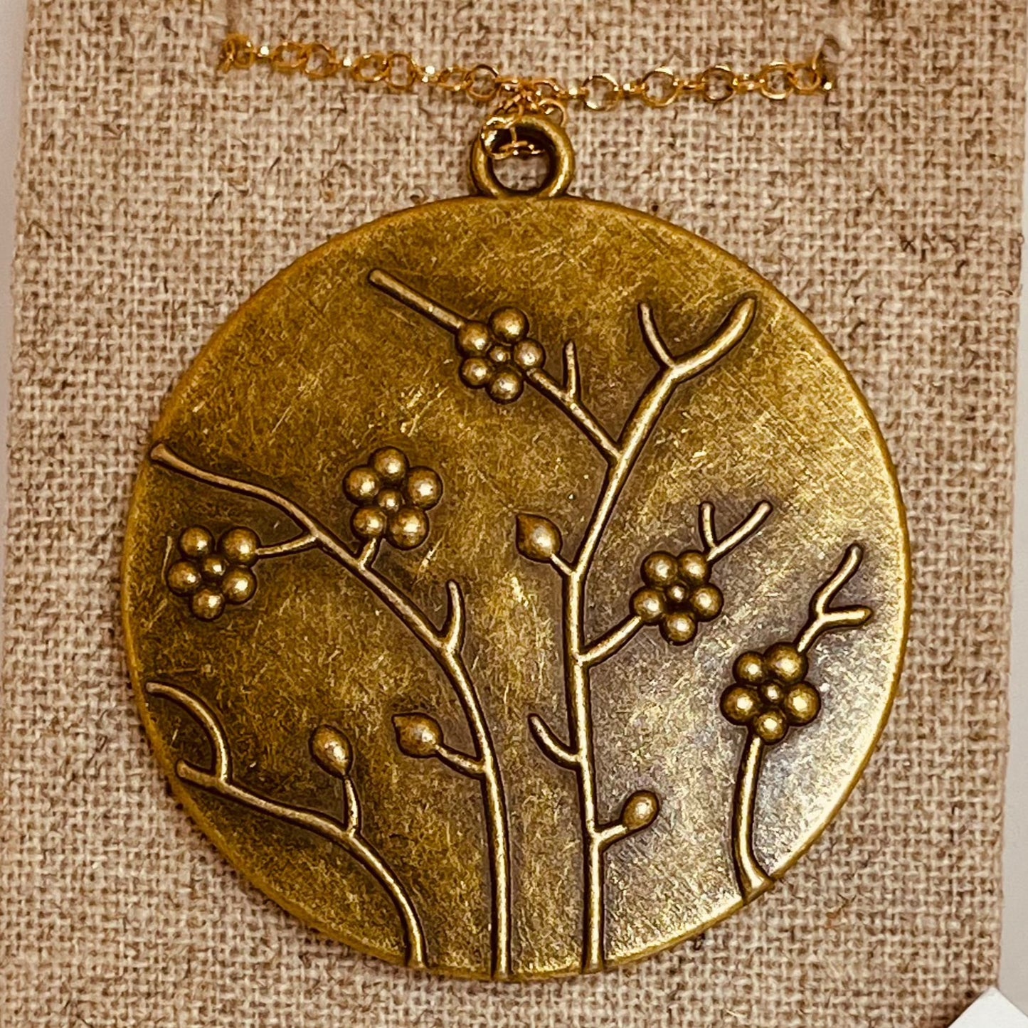 Collana in bronzo con ciondolo tondo dipinto e vetrificato a mano.