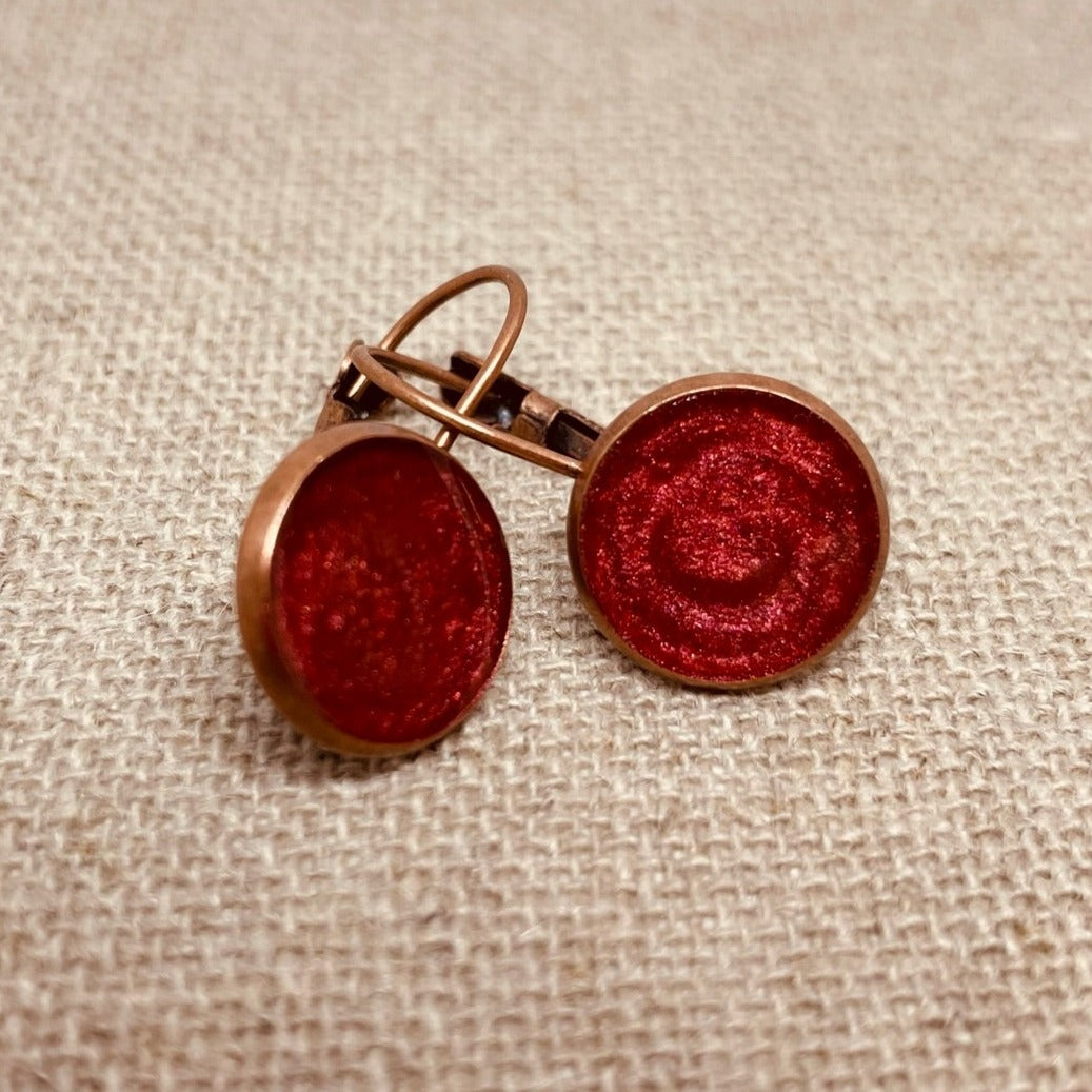 Orecchini pendenti tondi in rame rosso, smaltati e vetrificati a mano.